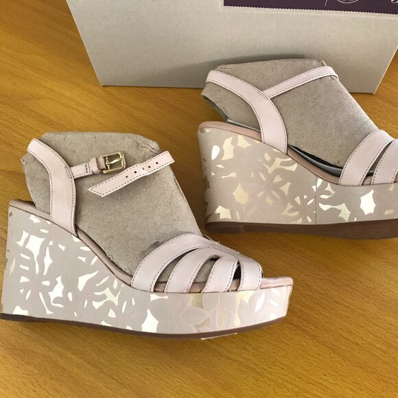 Clarks Women’s Size 10 Nude Leather Amelia Page Floral Wedge Sandals - Picture 1 of 7
